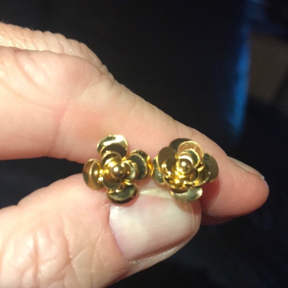 NWT Petite Gold Camellia Earrings - Picture 3 of 3
